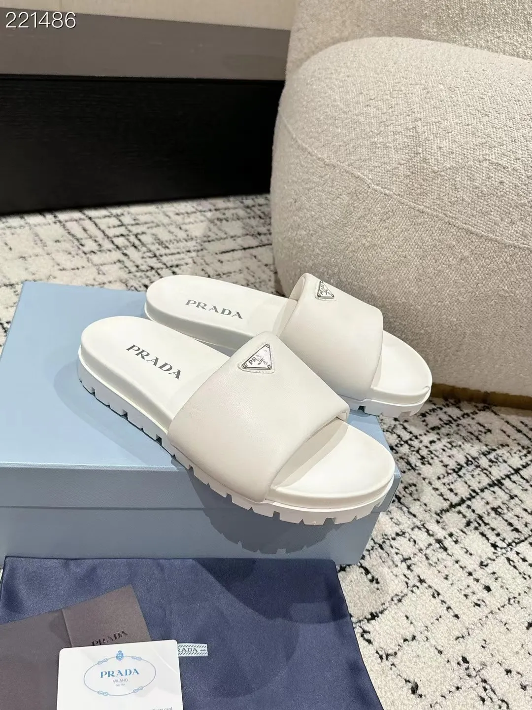 👟👟Ex-factory price 460👟👟 Couple model latest series! Prada 2024 spring and summer new sandals, double-breasted slippers, the latest catwalk series, classic upgrades, comfort and fashion coexist, every color combination looks good, and the design matches different style needs. Upper: original customized cowhide lining: original customized sheepskin lining, cowhide foot pads. Outsole: original molded non-slip outsole. Shoe size: women's size 35-40 (4142 customized) Men's size 39-45 (45 customized)